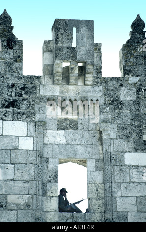 Soldato di pattuglia in una finestra di gate di Damasco, Israele, Gerusalemme Foto Stock