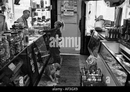 Un angolo shop in Splott, Cardiff, Galles, 1974 Foto Stock