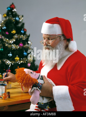 Santa Claus St Nicholas prepara giftds giocattoli per Natale decorazione consegna tree spazio di copia Foto Stock