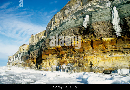 Cascata di ghiaccio e le formazioni rocciose a strapiombo in Paldiski Pakri Estonia Foto Stock