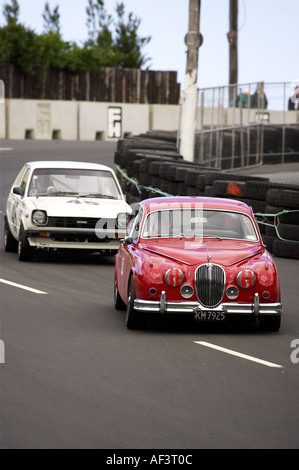 MkII Jaguar e Toyota Starlet Classic Street Racing Dunedin Isola del Sud della Nuova Zelanda Foto Stock