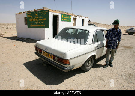 Una mercedes 230e attraversando il deserto del Sahara. Foto Stock