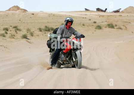 Una Benelli TNT 1130cc motociclo attraversando il deserto del Sahara in Marocco, Mauritania e Senegal Foto Stock