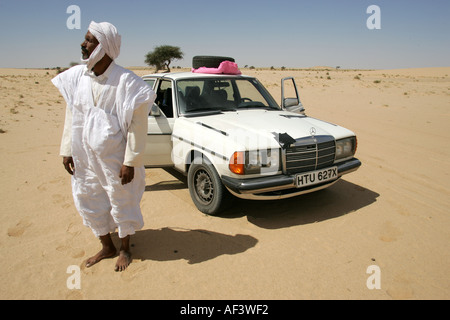 Una mercedes 230e attraversando il deserto del Sahara. Foto Stock