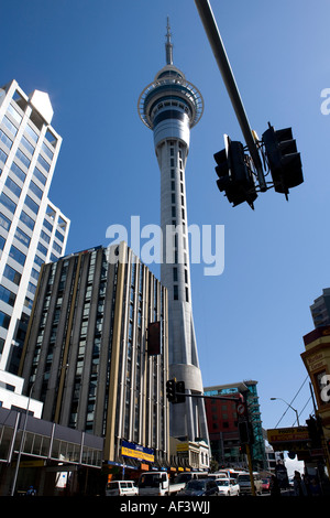 Un livello di street view del Auckland Sky Tower includente un segnale stradale, Nuova Zelanda Foto Stock