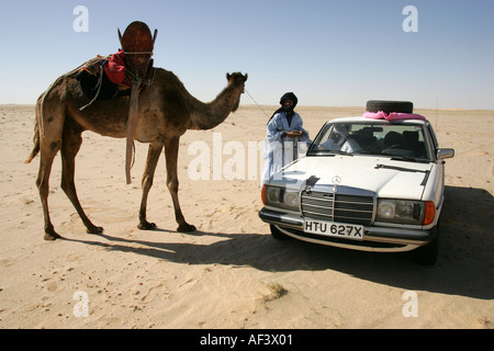 Una mercedes 230e attraversando il deserto del Sahara. Foto Stock