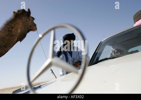 Una mercedes 230e attraversando il deserto del Sahara. Foto Stock