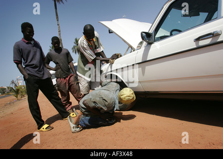 Una mercedes 230e attraversando il deserto del Sahara. Foto Stock