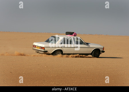 Una mercedes 230e attraversando il deserto del Sahara. Foto Stock