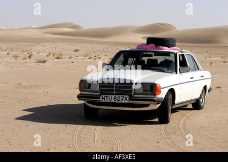 Una mercedes 230e attraversando il deserto del Sahara. Foto Stock