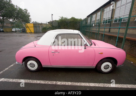 Rosa e bianco in due toni di Nissan Figaro cult classic car Foto Stock