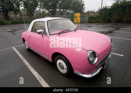 Rosa e bianco in due toni di Nissan Figaro cult classic car Foto Stock