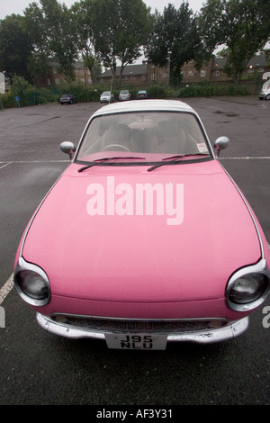 Rosa e bianco in due toni di Nissan Figaro cult classic car Foto Stock