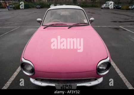 Rosa e bianco in due toni di Nissan Figaro cult classic car Foto Stock