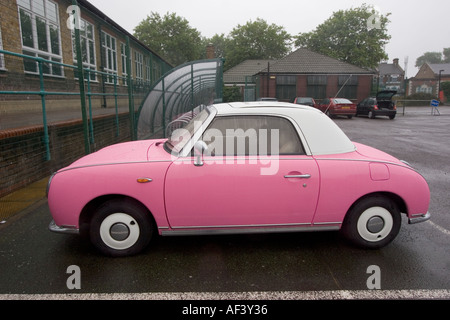 Rosa e bianco in due toni di Nissan Figaro cult classic car Giappone Foto Stock