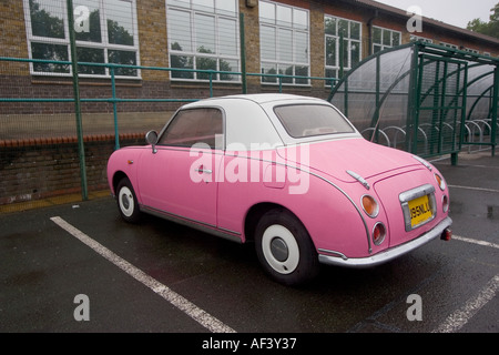 Rosa e bianco in due toni di Nissan Figaro cult classic car Foto Stock