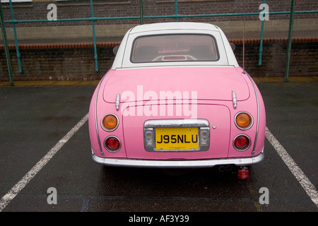 Rosa e bianco in due toni di Nissan Figaro cult classic car Giappone Foto Stock