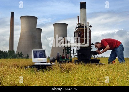 Crazy steam macchina internet nel Kent campo di grano a sandwich con stazione di alimentazione in background Foto Stock