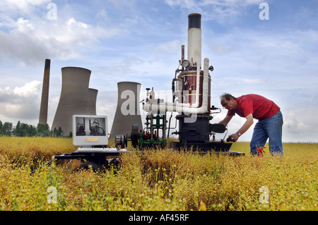 Crazy steam macchina internet nel Kent campo di grano a sandwich con stazione di alimentazione in background Foto Stock