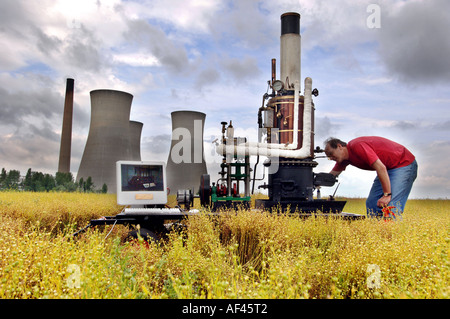 Crazy steam macchina internet nel Kent campo di grano a sandwich con stazione di alimentazione in background Foto Stock