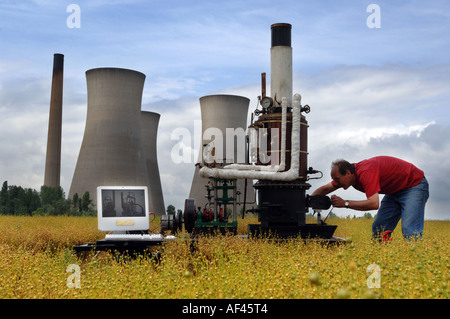 Crazy steam macchina internet nel Kent campo di grano a sandwich con stazione di alimentazione in background Foto Stock