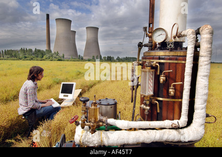 Crazy steam macchina internet nel Kent campo di grano a sandwich con stazione di alimentazione in background Foto Stock