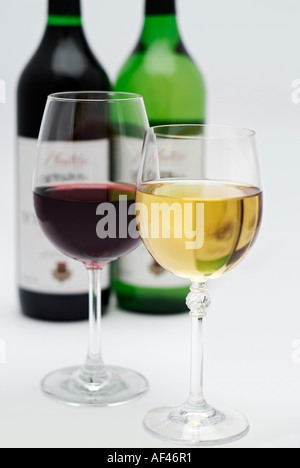 Bicchieri di vino e bottiglie Foto Stock