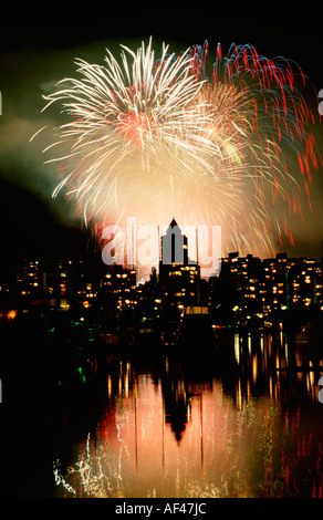 Fuochi d'artificio su Coal Harbour e il centro cittadino di Vancouver, vista da Stanley Park, British Columbia, Canada Foto Stock