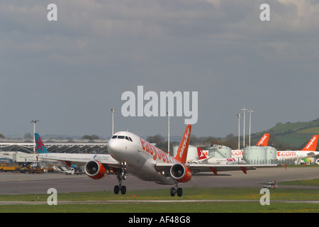 Easyjet Airbus A319 decollo dall'Aeroporto Internazionale di Bristol Summer 2006 Foto Stock