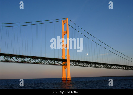 Michigan Mackinac sospensione ponte tramonto golden tower abbraccia stretto di Mackinac visto da sotto Foto Stock