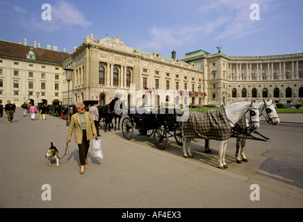 Neue Hofburg con carrozze trainate da cavalli, Heldenplatz, Vienna, Austria Foto Stock