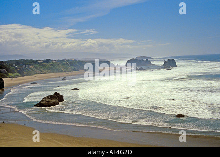 La spiaggia e il mare di pile Oregon Coast a sud della baia di Coos USA Foto Stock