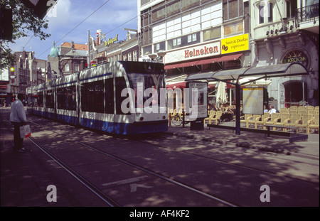 Amstelstraat Street Amsterdam Paesi Bassi mostra GVB Tram shopper e passeggero anteriore street restaurant cafe Foto Stock