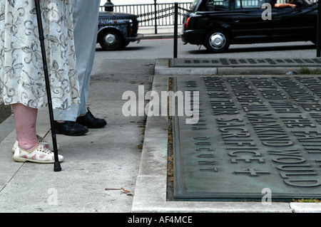 Due donne anziane nella parte anteriore della macchina Gun Corps Memorial a Hyde Park Corner a Londra Foto Stock