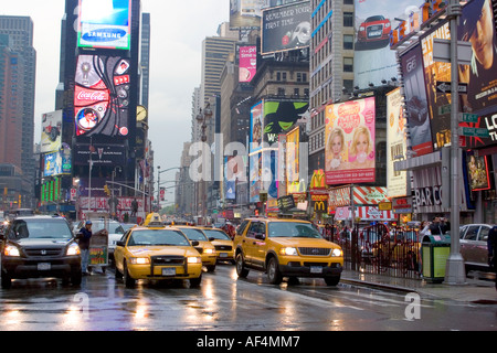 Un giorno di pioggia nella zona di Times Square di Manhattan attorno la 42nd Street e la Settima Avenue Foto Stock