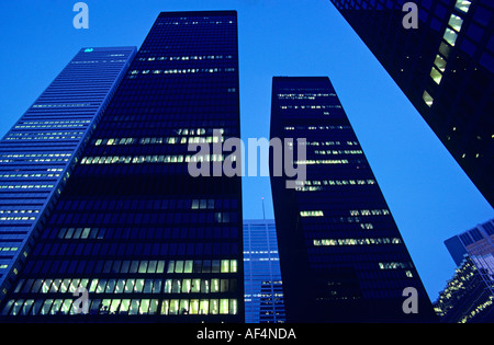 Ampio angolo basso punto di vista cercando drammaticamente in alto ufficio illuminato bocks al crepuscolo e Toronto in Canada Foto Stock