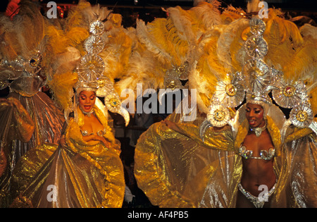 Due danzatori presso il locale Plataforma 1 nightclub di coloratissimi costumi come usato nel Rio Il Carnevale di Rio de Janeiro in Brasile Foto Stock