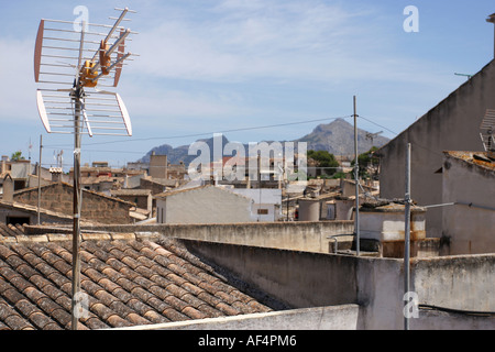 Antenna televisione nella città vecchia di Alcudia Mallorca Spagna Spain Foto Stock