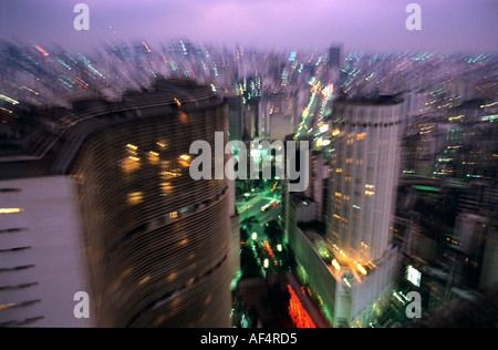 Sfocatura Zoom foto al crepuscolo dell'area commerciale con le luci della città arrivando su di Sao Paulo in Brasile Foto Stock