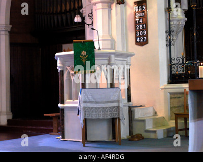 Pulpito e inno Board St Marys Chiesa Caterham Surrey in Inghilterra Foto Stock