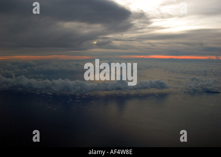 Basse nubi al tramonto off Bandar Seri Begawan Brunei sul Mare della Cina del Sud Sud-est asiatico Foto Stock