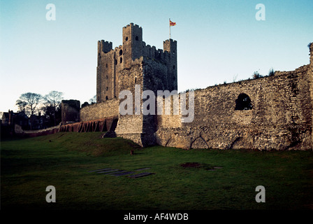 Rochester mura fortificate e 113 piede alta Norman tenere Foto Stock