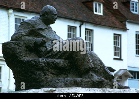 Il bronzo di Sir Winston Churchil da Oscar Nemon su Westerham verde villaggio Kent Foto Stock