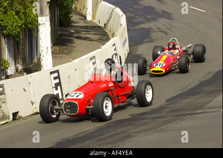 Speciale CAE 1959 e Brabham BT21R 1967 Classic Street Racing Dunedin Isola del Sud della Nuova Zelanda Foto Stock