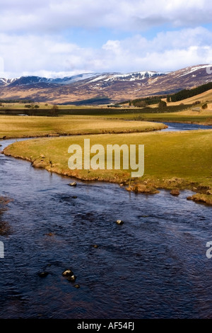 Una vista di coperte di neve pendii scozzese Glen Clova Angus Scozia Scotland Foto Stock