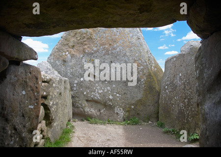 Guardando fuori dal West Kennet Long Barrow, Avebury, Wiltshire, Inghilterra, Regno Unito Foto Stock