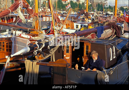 Paesi Bassi Amsterdam vecchio navigazione delle navi in porto Foto Stock