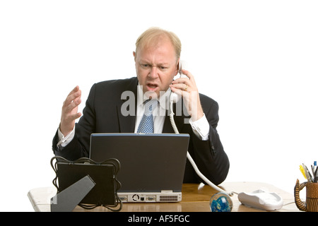 Angry business man sul telefono che guardano un notebook Foto Stock