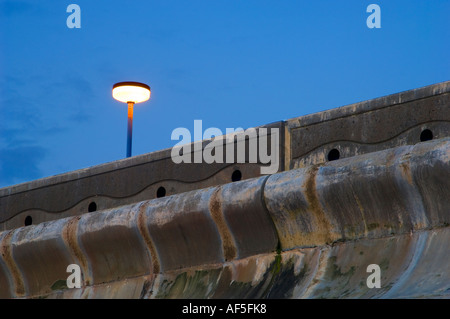 Spiaggia di cemento sul lungomare difese a notte blackpool Cleveleys Lancashire England Regno Unito Foto Stock