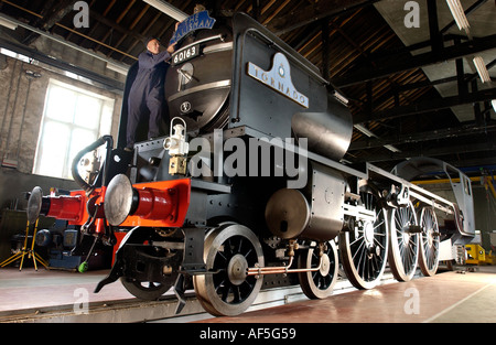 A1 locomotiva a vapore la fiducia direttore John Larke con 60163 Tornado in opere di Darlington Foto Stock